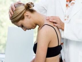 lékař vyšetří krk na osteochondrózu