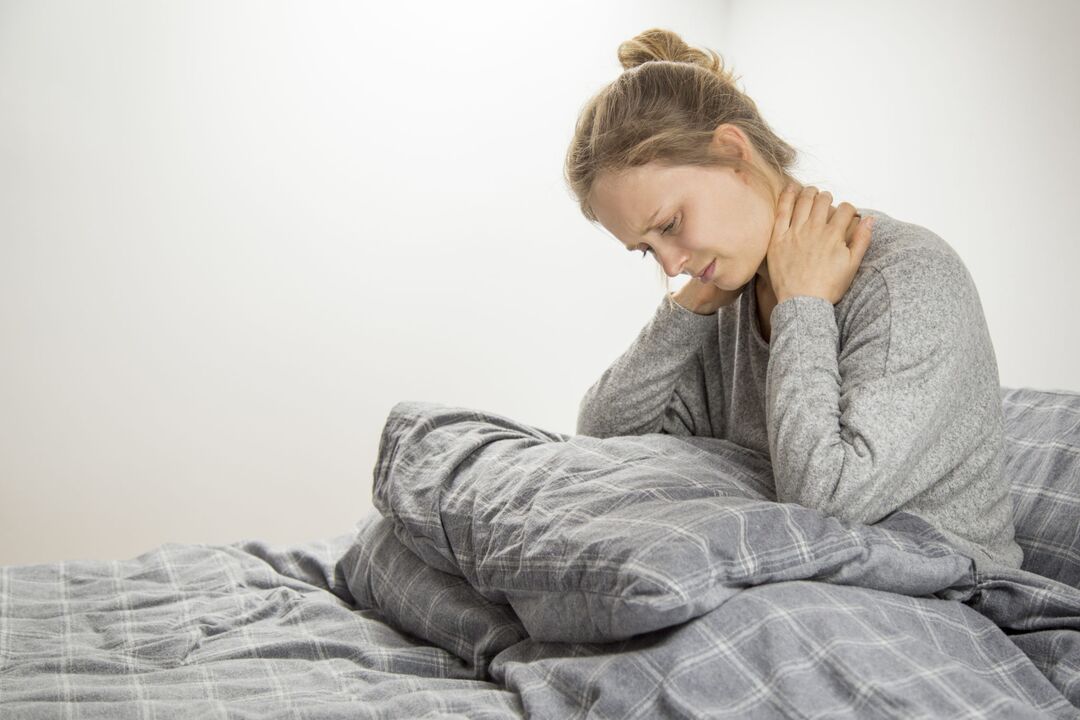Žena s příznaky cervikální osteochondrózy